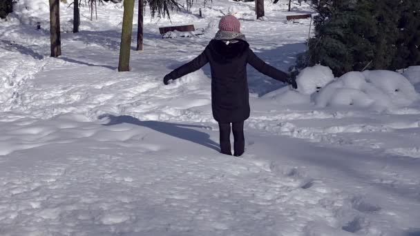 Sakta Backarna Kvinna Faller Marken Täckt Stora Snöfall Tränger Snön — Stockvideo