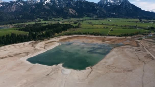 Vista Aérea Uma Lagoa Meio Natureza Seca Fussen Alemanha Inclinação — Vídeo de Stock