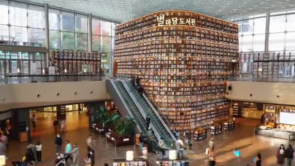 Spazio Moderno Della Biblioteca Starfield Con Visitatori Del Coex Mall — Video Stock