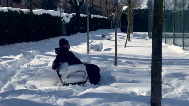 Bărbat Costum Zăpadă Ochelari Soare Merge Într Parc Înzăpezit Zăpada — Videoclip de stoc