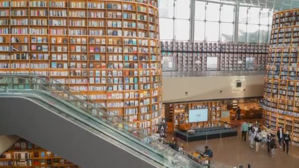 Gente Toma Escaleras Mecánicas Biblioteca Starfield Los Visitantes Mueven Entre — Vídeos de Stock