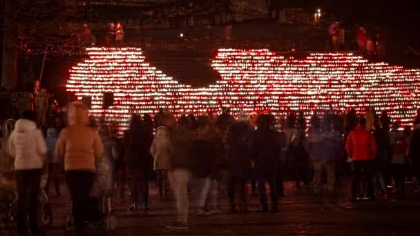 Lotyšský lid Venku slaví Den vyhlášení Lotyšské republiky - Mnoho světel a svíček v pozadí v noci - Časová prodleva výstřel