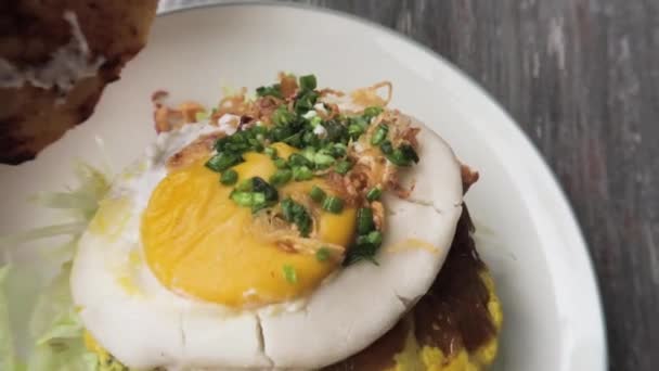 Vegan Tanaman Berdasarkan Telur Goreng Sisi Sunny Dish — Stok Video