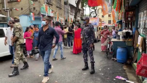 Candidato Bjp Bhowanipore Asistiendo Road Show Con Gente Abarrotada Calle — Vídeo de stock