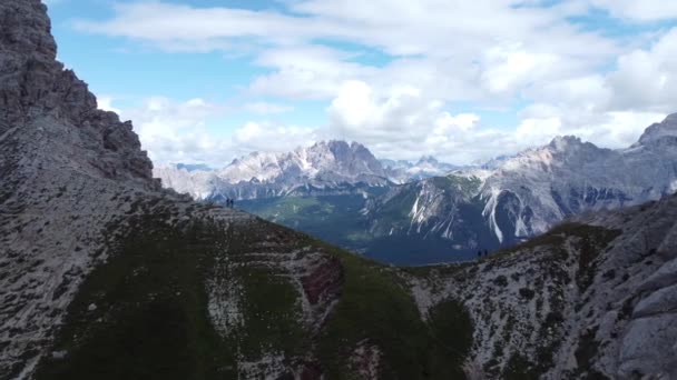 Excursionistas Dolomites Mountain Italia Con Vista Panorámica Antena — Vídeo de stock