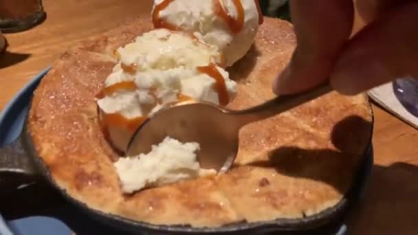 Delicioso Crusty Apple Crumble Ice Cream Posert Servido Una Placa — Vídeos de Stock