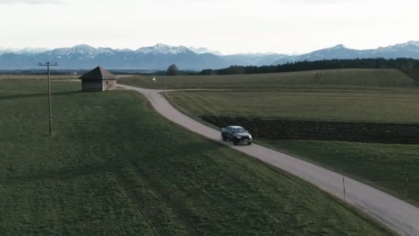 美しい夕日の間に背景に青い山とカメラに向かって運転フォードラプターディーゼル車の空中ドローンショット — ストック動画