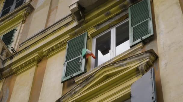 Bandera Italiana Ondeando Por Viento Marco Una Ventana Fachada Del — Vídeos de Stock