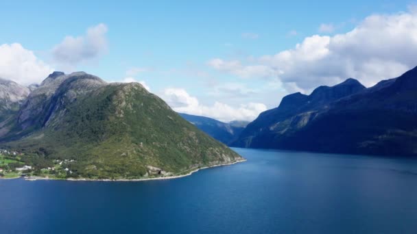 Piękna Niebieska Woda Górach Helgelandskysten Norwegii Aerial — Wideo stockowe