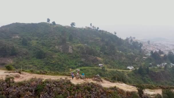 人々が歩く 自然公園 ボゴタ コロンビア クリストバルからの眺め30 — ストック動画