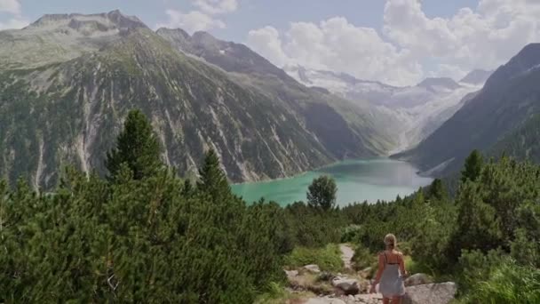 Una Ragazza Caucasica Abito Bianco Cammina Lungo Sentiero Verso Lago — Video Stock