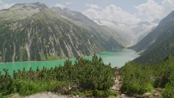 Egy Szőke Lány Sétál Hegyi Ösvényen Osztrák Alpokban Közben Egy — Stock videók
