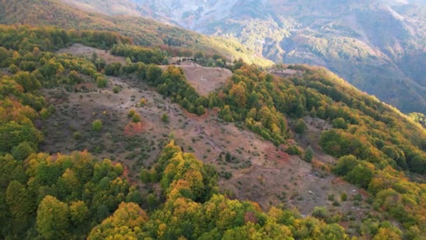 Bergslandskap Med Ängar Och Skogsträd Höstfärger Balkan — Stockvideo