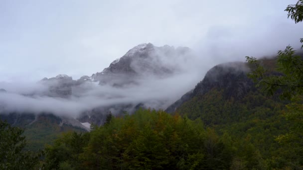 Mgła Pokrywająca Wysokie Góry Alpach Pierwszym Śniegu Timelapse Mglistych Krajobrazów — Wideo stockowe