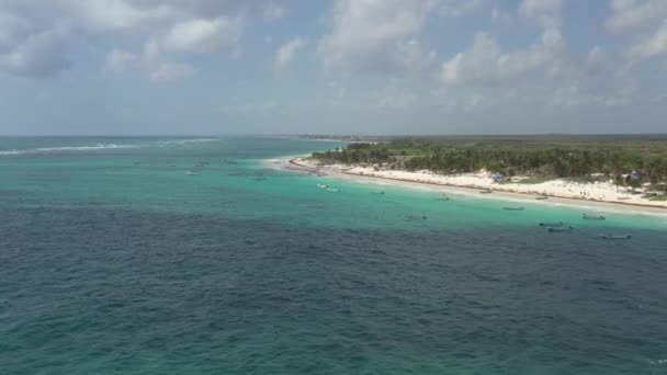 Vuelo Aéreo Sobre Aguas Turquesas Riviera Maya Tulum Durante Día — Vídeos de Stock