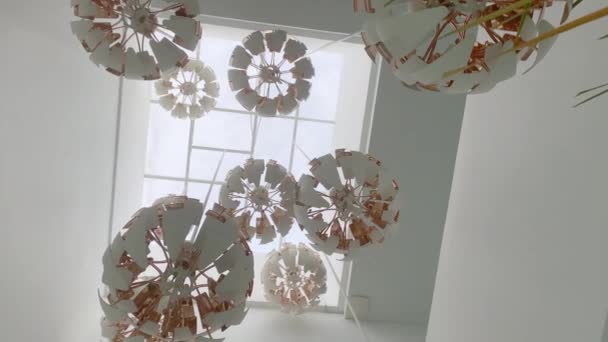 Moderne Elegant Hvit Rosegul Taklampe Interiørdesign – stockvideo