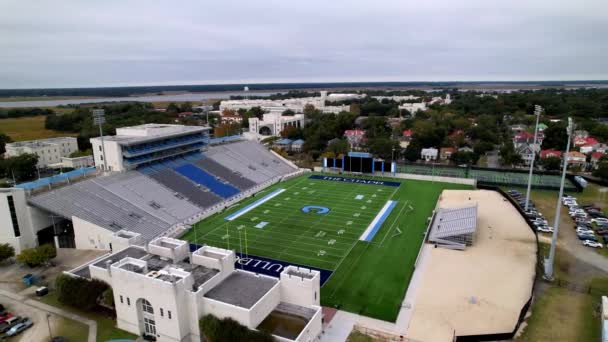 サウスカロライナ州チャールストンのシタデル軍事大学のサッカースタジアムの空中軌道 — ストック動画