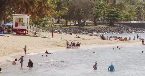 在阳光灿烂的日子 圣胡安波多黎各海滩上到处都是游客 — 图库视频影像