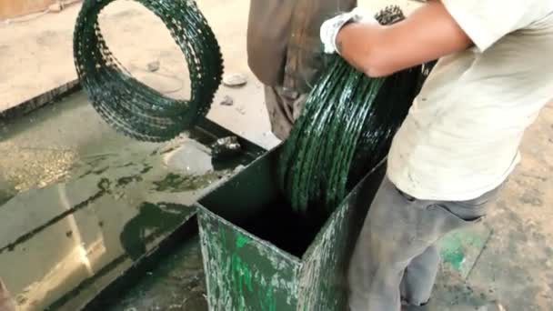카라치 공장에서 석유에 중독되어 — 비디오