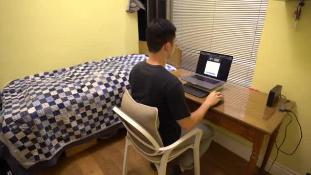 Man Arbetar Hemifrån Framför Laptop Stå Upp Och Lämna Rummet — Stockvideo