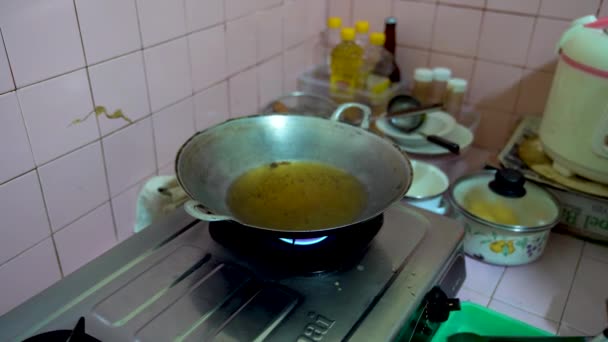 Человек Сбрасывает Куски Курицы Горячее Масло Жарить Домашней Кухне Закрыть — стоковое видео