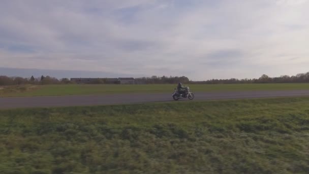 Hombre Montando Una Motocicleta Otoño Tiro Rastreo Aéreo — Vídeo de stock