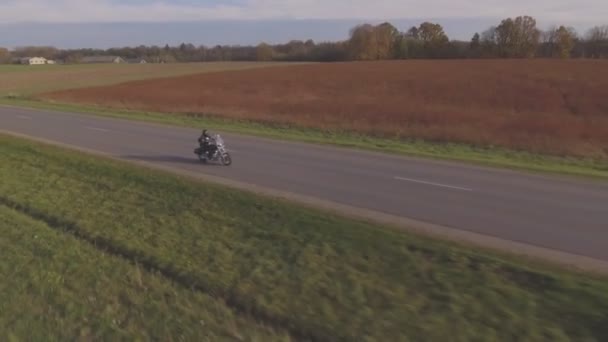 Hombre Montando Una Motocicleta Otoño Tiro Rastreo Aéreo — Vídeo de stock