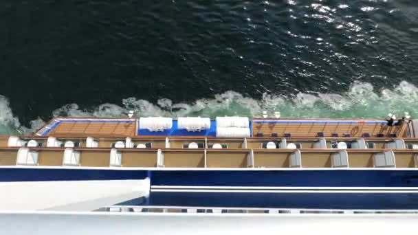 クルーズ船のバルコニー 救助ボートワシントン州シアトルのスミスコーブ桟橋90クルーズターミナルからアラスカへのルート — ストック動画