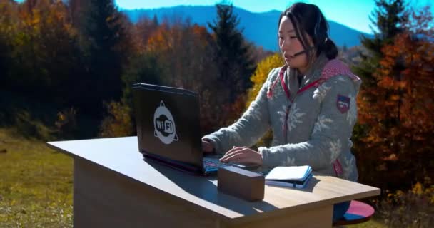 Agente Del Centro Llamadas Japonés Gerente Hora Estudiante Con Auriculares — Vídeo de stock