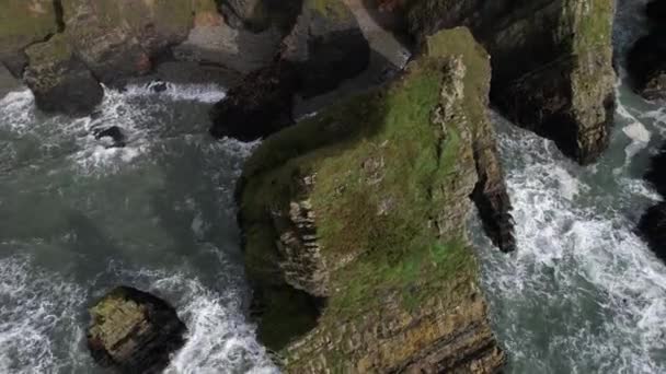 Flygfoto Nohoval Cove Rocks Och Branta Eroderade Klippor Irlands Kustlinje — Stockvideo