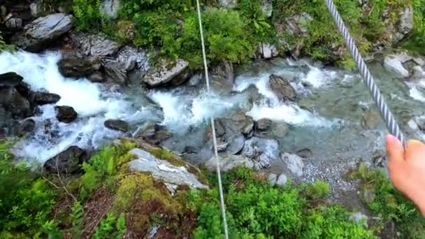 Punto Vista Hombre Balanceándose Cable Través Río Cristalino — Vídeo de stock