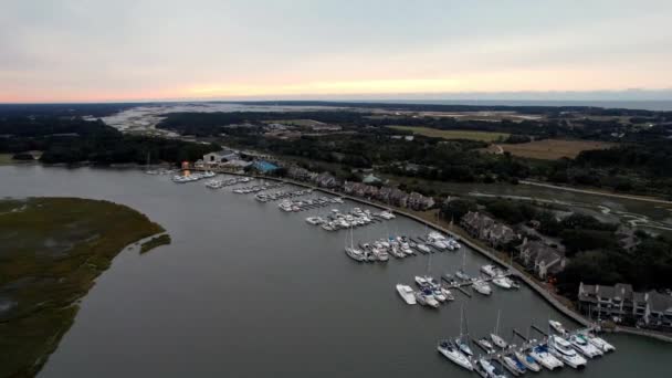 Aerial Tilt Reveal Marina Bohicket Creek Kiawah Island Seabrook Island — Stock Video