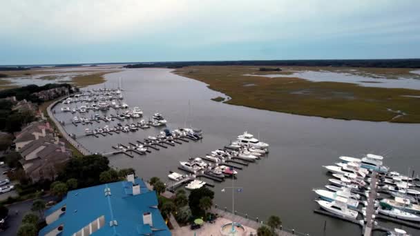 Letecký Orbit Marina Podél Bohicket Creek Poblíž Ostrova Kiawah Seabrook — Stock video