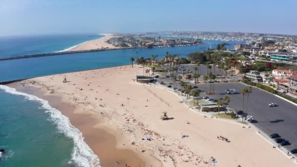 Luftaufnahme Über Dem Strand Von Newport Kalifornien Bay Channel Einfahrt — Stockvideo