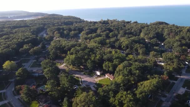 Empuje Aéreo Hacia Lindo Vecindario Costa Del Lago Michigan — Vídeos de Stock