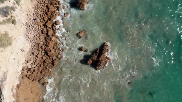 캘리포니아 뉴포트 해변의 바위가 그리고 있습니다 젖히다 — 비디오
