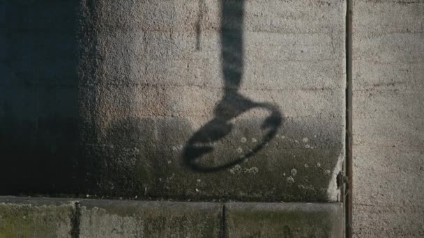 コンクリートの柱に揺れる古いアンカーロープの影 懐かしい雰囲気 — ストック動画