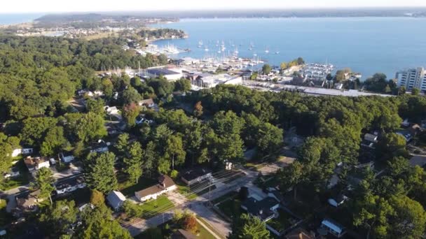 Köra Med Drönare Mot Marina Muskegon Lake — Stockvideo