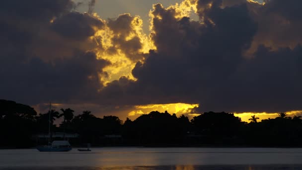 Nuvens Dramáticas Sobre Barco Atracado Entrada Sul Flórida — Vídeo de Stock