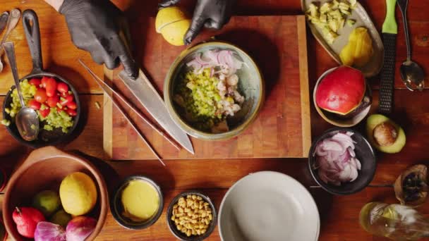 Preparación Ceviche Vista Mesa Chef Profesional Cortando Limón Dos Exprimiéndolo — Vídeo de stock