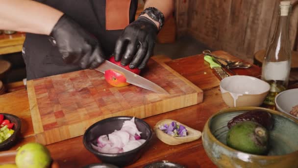 Chef Culinario Profesional Masculino Cortando Pelando Mango Fresco Una Tabla — Vídeo de stock