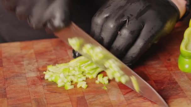 Professionell Kock Måltid Prep Brunoise Tärning Skära Grön Capsicum För — Stockvideo