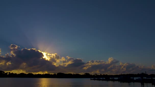 Sunburst Dramatic Clouds Enmarcado Por Blue Sky Temprano Mañana Sur — Vídeos de Stock