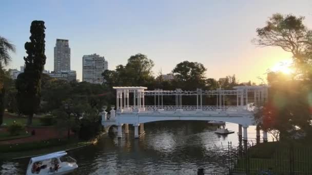 Paisaje Panorámico Atardecer Con Vistas Puente Blanco Griego Que Cruza — Vídeo de stock