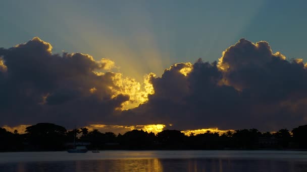 Dramatyczny Poranek Wschód Słońca Nad Spokojną Wodą South Florida Inlet — Wideo stockowe