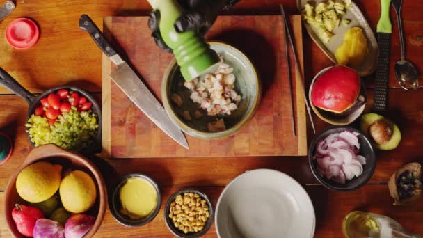 Preparazione Ceviche Vista Diretta Uno Chef Professionista Condire Piatto Con — Video Stock