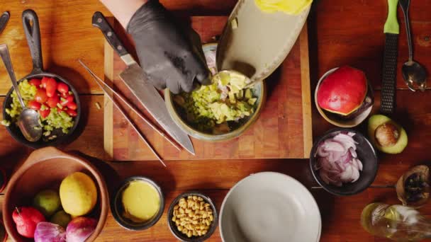 Przygotowanie Ceviche Widok Blat Profesjonalnego Szefa Kuchni Rzucanie Mieszanie Świeżych — Wideo stockowe