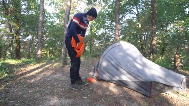 男は暖かく彼のパッキングを離れて彼の空気の眠りのマットレスを身に着けていた 静的速度アップ — ストック動画