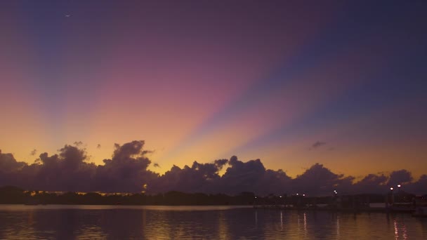 Rayos Sol Pre Amanecer Disparando Desde Detrás Las Nubes Sur — Vídeo de stock