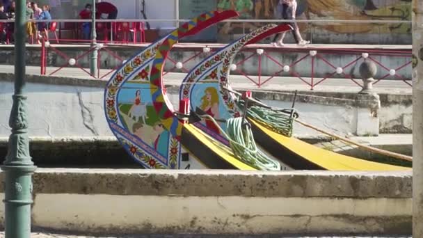 一艘名为Moliceiros的传统木船的前面板上的艺术作品来自葡萄牙阿韦罗河畔的一个浑浊的景点 阿韦罗河 Fps — 图库视频影像